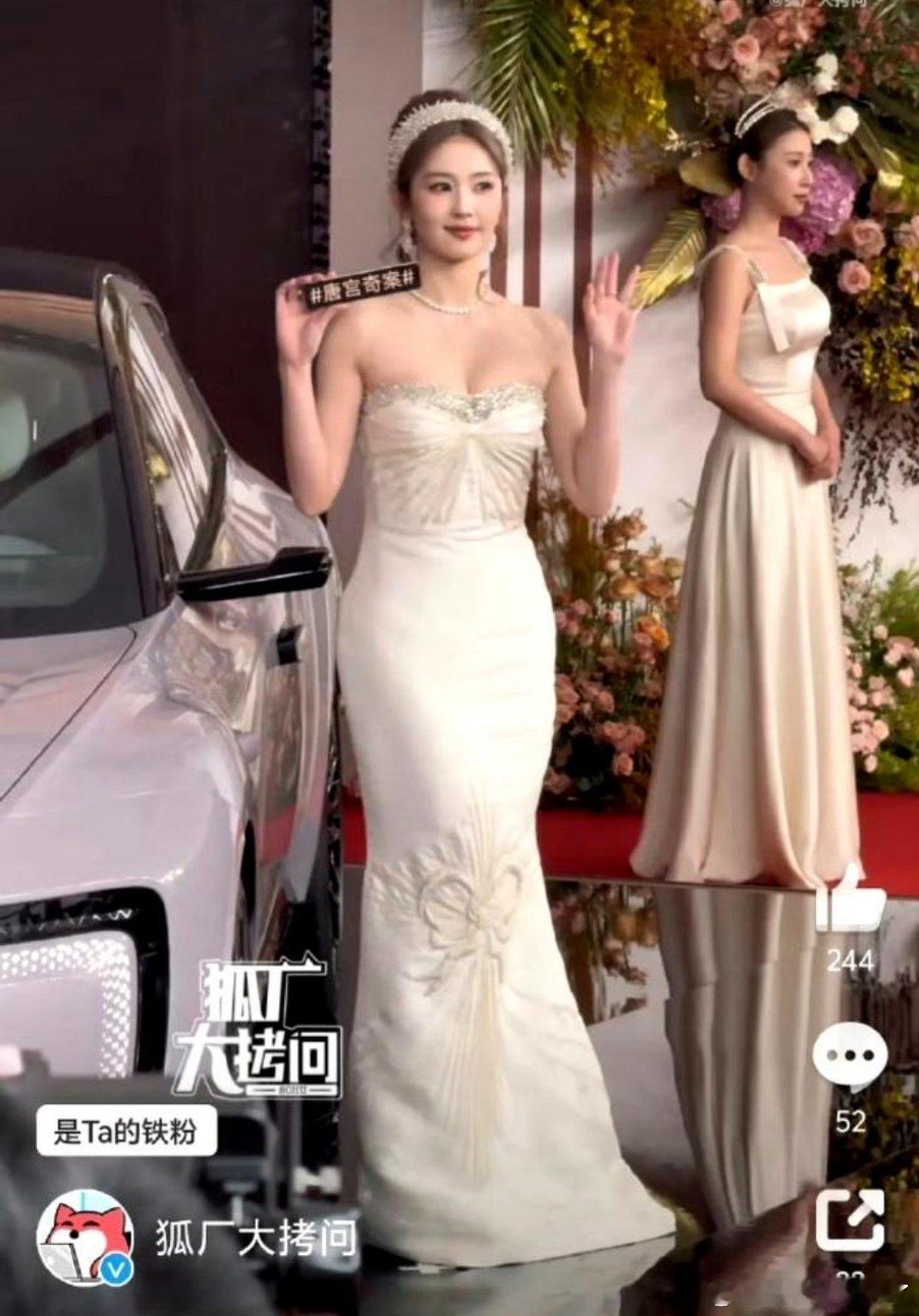 咋和礼仪小姐撞衫了[doge]发型也撞了[doge]就是她姐很壮[doge]​