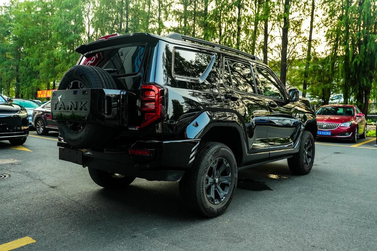 最近我们单位来了两个小女生，可她俩有一个共同的特点，上班都是开着越野车，而不是开