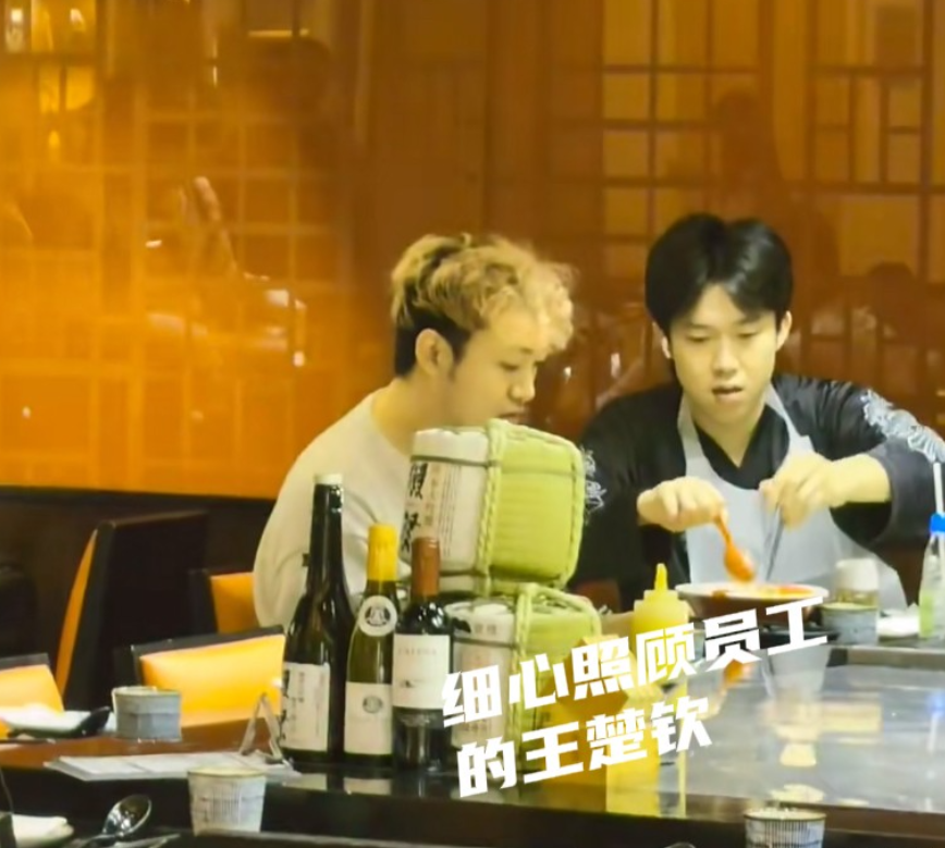 王楚钦真是操心，自己不吃饭，先把旁边的员工照顾好，这大男孩对身边的人都这么细心。