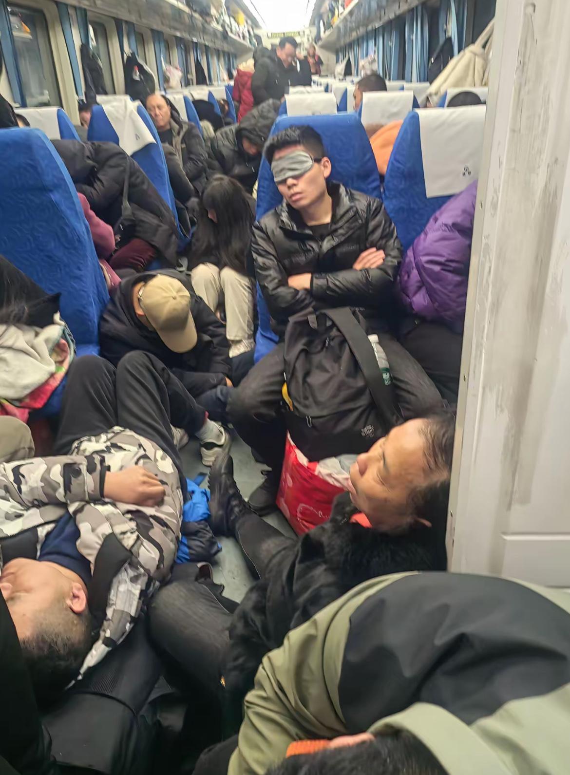 凌晨一点的车厢，写满生活的不容易！为了省钱，选择了绿皮火车，而我在火车上看到是