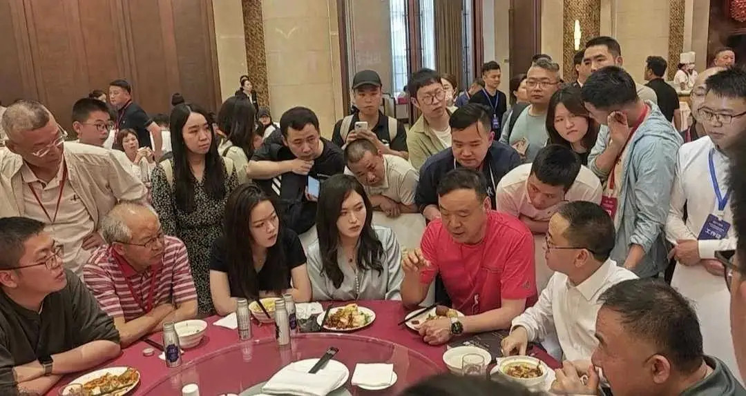 茅台股东大会前夜晚宴改为自助餐茅台变蓝莓汁也挺好，喝大了不好谈事儿[doge]
