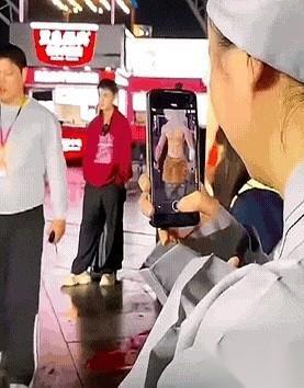 光天化日，朗朗乾坤。一个“师太”，在漫展上，对着一个小哥的身材猛拍。发现被人