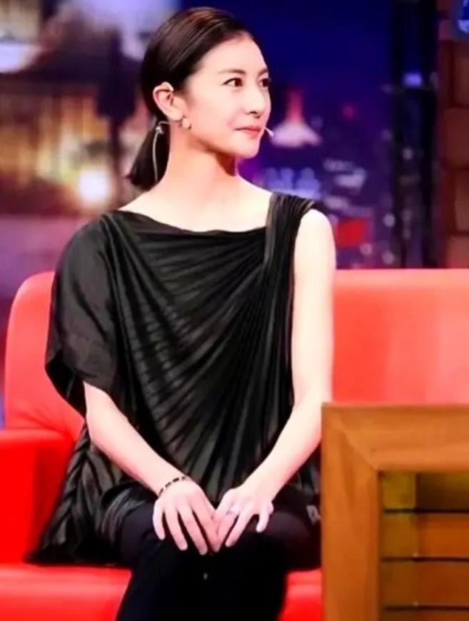 2008年，亿万富豪王微在婚内偷偷和漂亮的舞蹈演员住一起后，回家想跟老婆杨蕾离婚