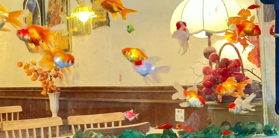 这个女子有现在的苦恼，纯属活该。一女子跟前夫离婚了一年，现在看到前夫过好了，想找