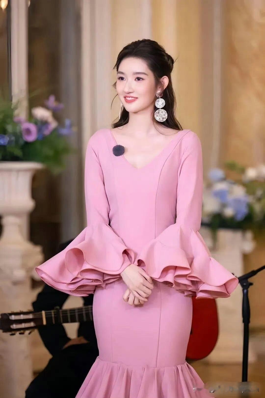 王玉雯这身粉色裙子真是甜度超标了！整个人像颗会发光的水蜜桃，又可爱又美～舞蹈