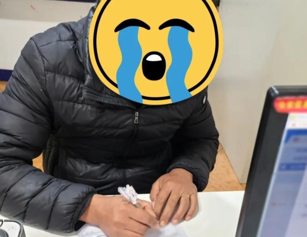 “聪明过头了！”近日，云南昆明，一餐厅老板为了吸引客流，大晚上搬着梯子来到路牌下