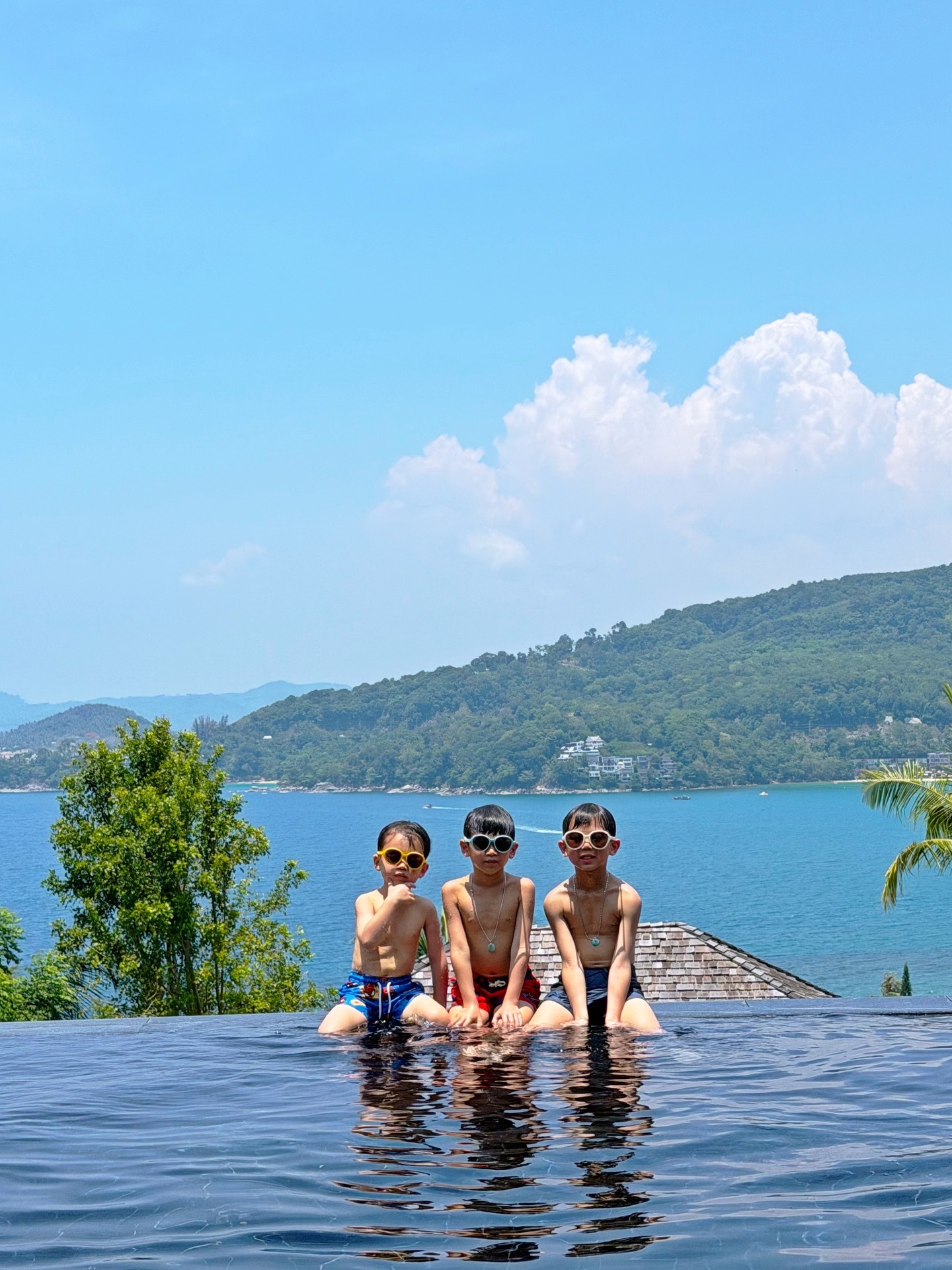 胡杏儿一家五口假期旅游照