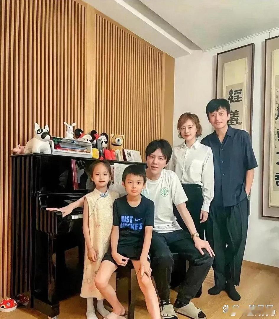 孙俪一家日常氛围感满满，和保姆相处格外融洽亲密，相处模式温柔又治愈。