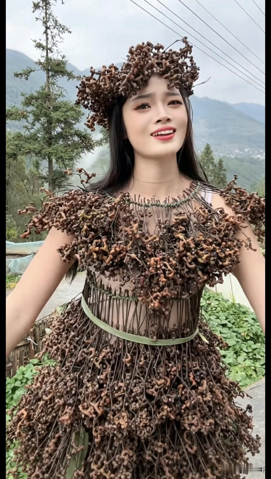 这个美女身上挂的是啥？问了好多人，都说没见过？有知道的吗？