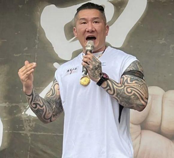 馆长说的一句话，很有道理，馆长说：“国民党打内战，输给了共产党，被赶到台湾来，在