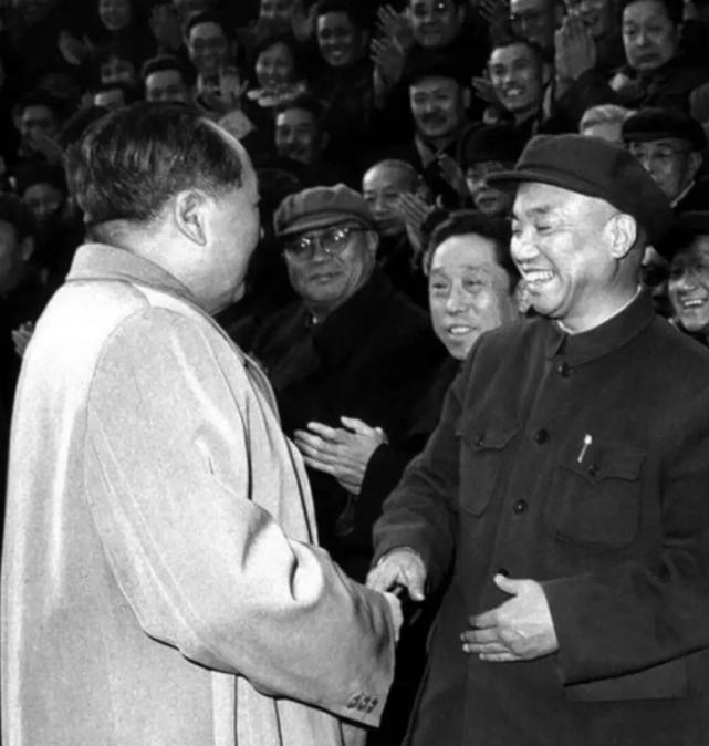 1968年，五一天安门会面，毛泽东握着萧克的手问：“我们第一次见面是在资兴的龙溪