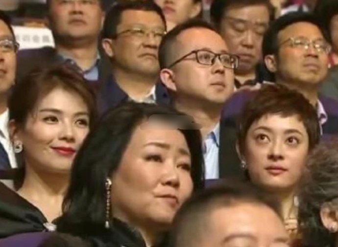 刘涛蒋欣涂上口红，果然在人群里熠熠生辉