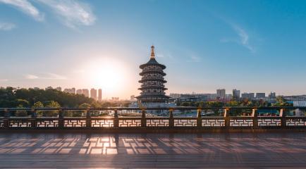 2025年6月，教育部正式批复，新乡医学院更名为河南医药大学。从“学院”变“大学
