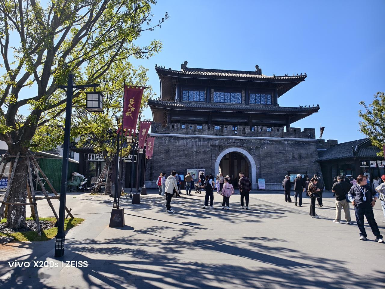 今年的临沂太火了，今天我去了琅琊古城，河东的志愿者专门安排志愿者指挥来古城的车辆