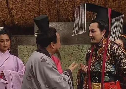 223年，刘备病逝于白帝城，消息传回魏国，魏国上下一片欢声笑语，唯有黄权默不作声