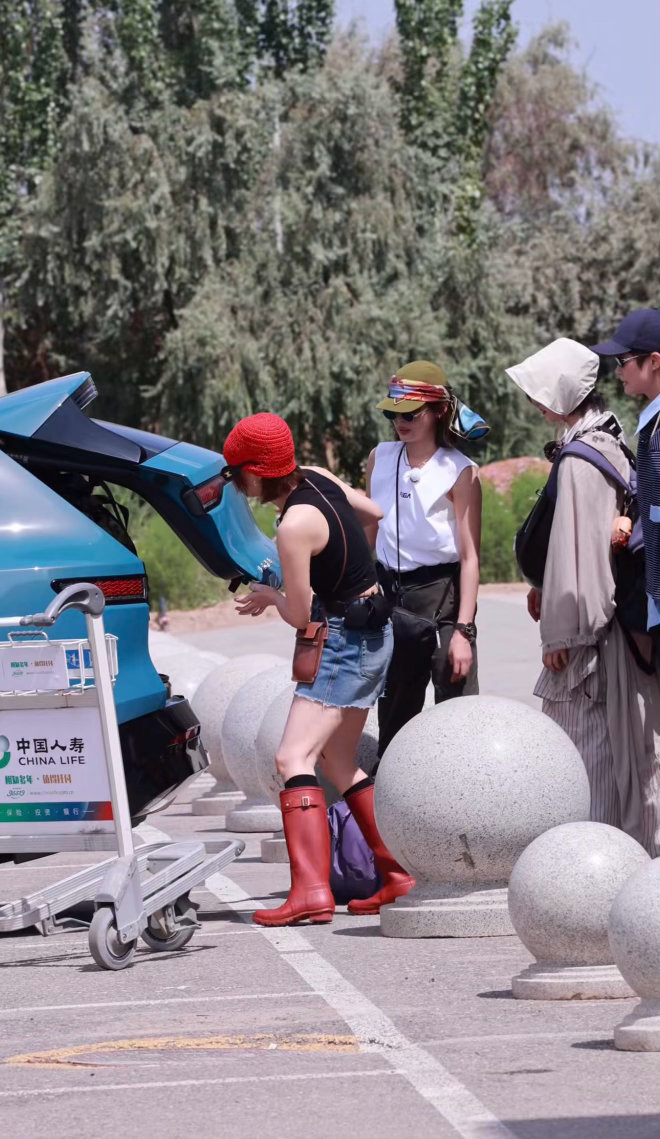 李宇春辛芷蕾高叶倪妮化学反应向野的我们辛芷蕾的巨型背包太有冲击力，一身户外装备往