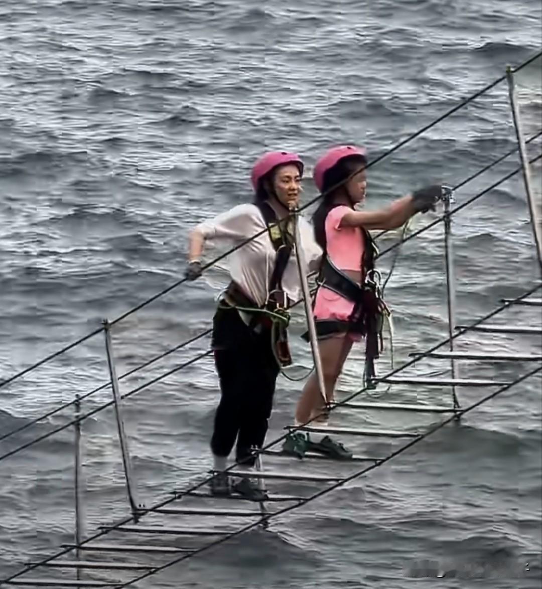 章子怡带女儿体验飞拉达，汪峰陪森林北逛街买衣服！2月23日，章子怡上了热搜，这