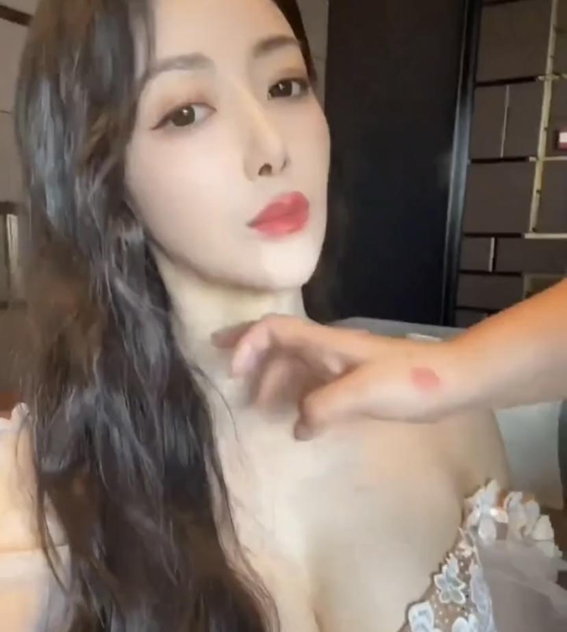 陈紫菡确实还是那么好看，不愧是不老女神。她的美独具特色，是古典气韵和飒爽英气的