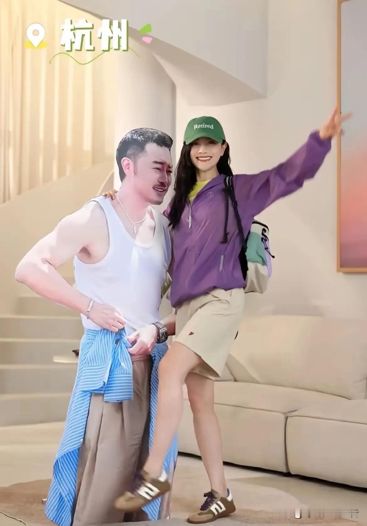 胡可有多爱沙溢，不在身边搞了一堆纸片人，这也算是沙溢陪她到处游玩了。沙溢如今也