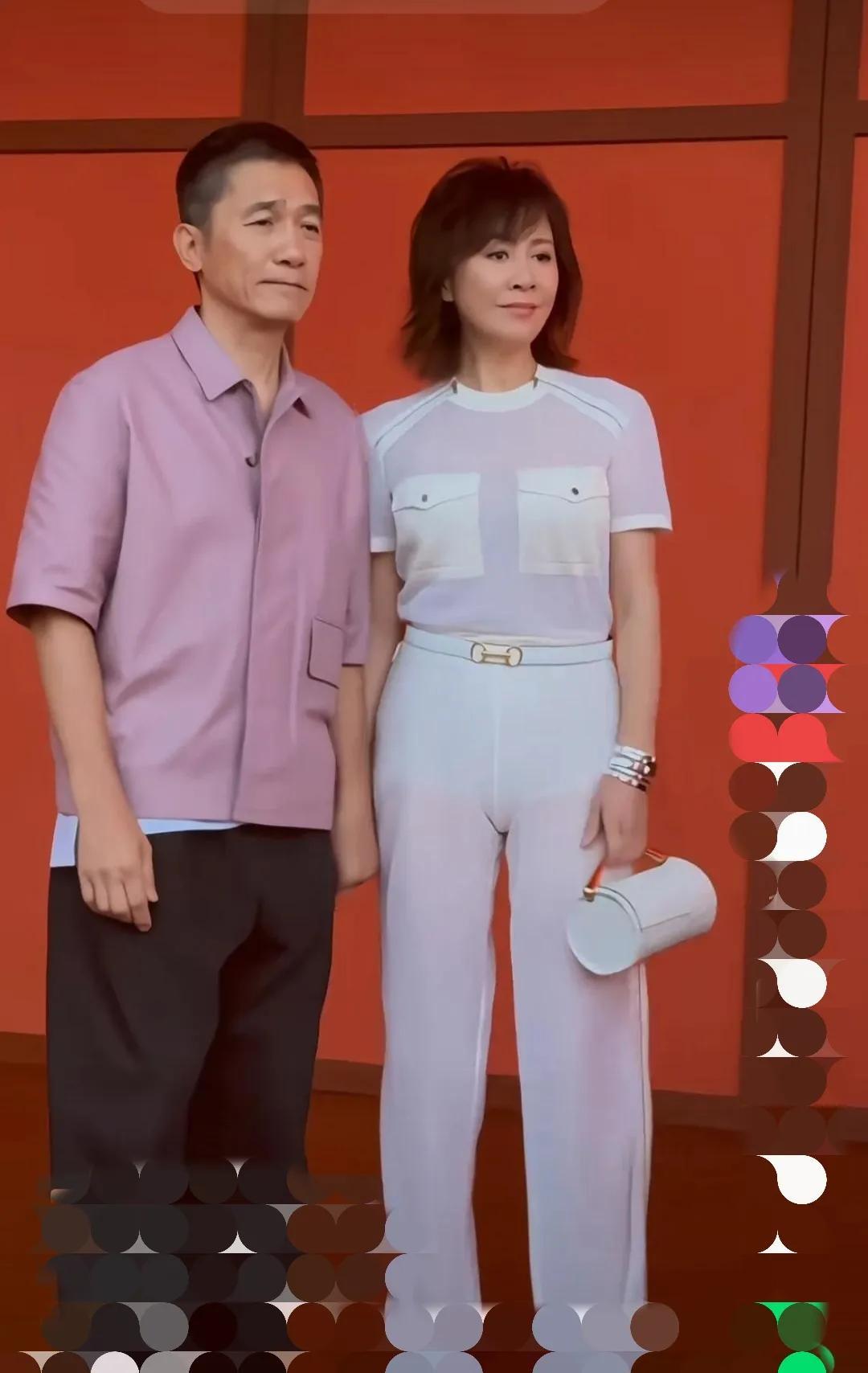 刘嘉玲为了显身材，裤子特地穿小一码，但看着挺尴尬的。夫妻一起出席活动，两人的穿衣