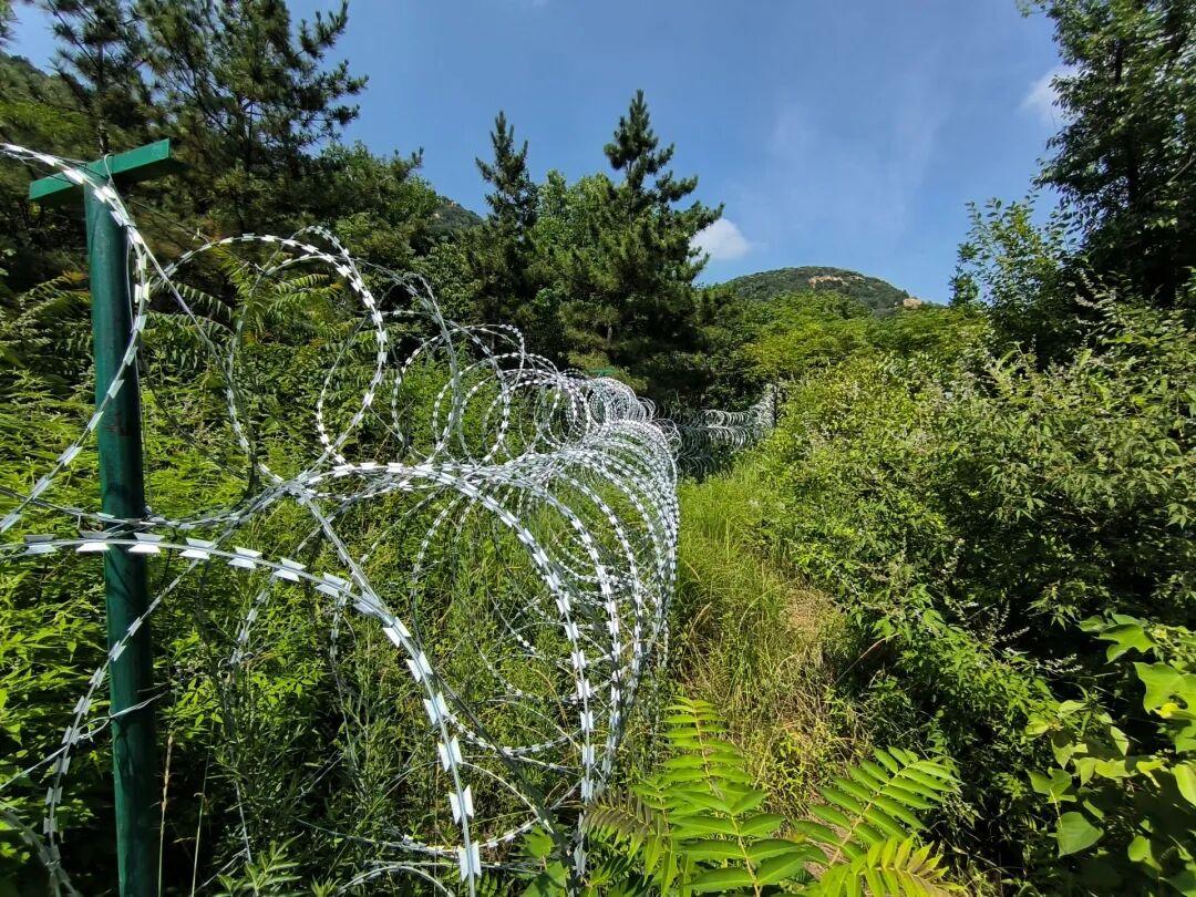 有多位泰山周边居民向记者反映，泰山景区“很霸道”。家住泰山脚下天外村附近的一位居