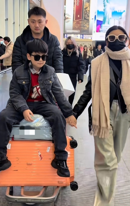 陈妍希带儿子星星在机场被网友碰到，星星长大了，好帅，很黏妈妈，这儿子不白生，长的