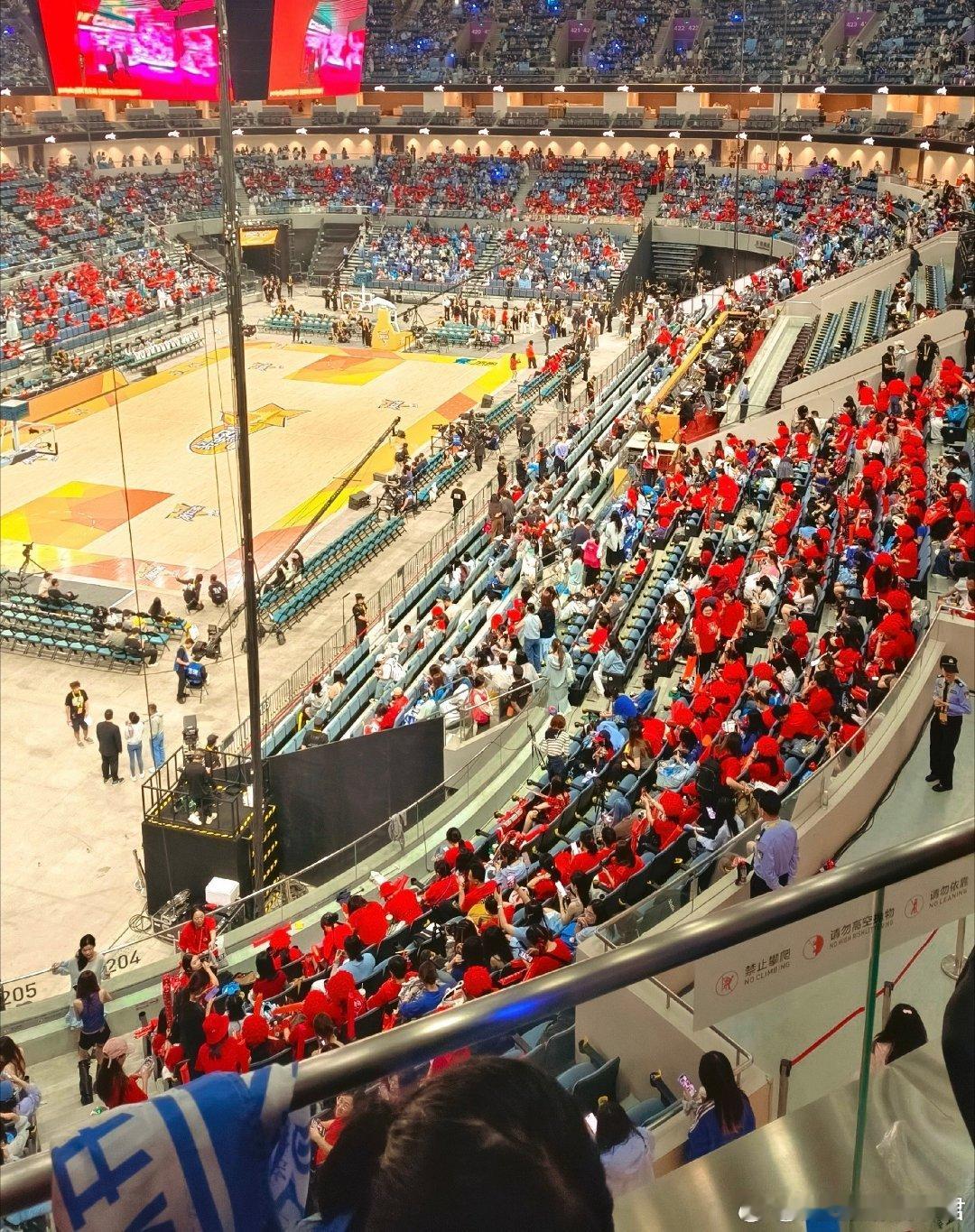 现场图，灯牌没亮都是任嘉伦的红海，灯牌亮了就是王俊凯蓝海，怎么这么奇怪？​​​