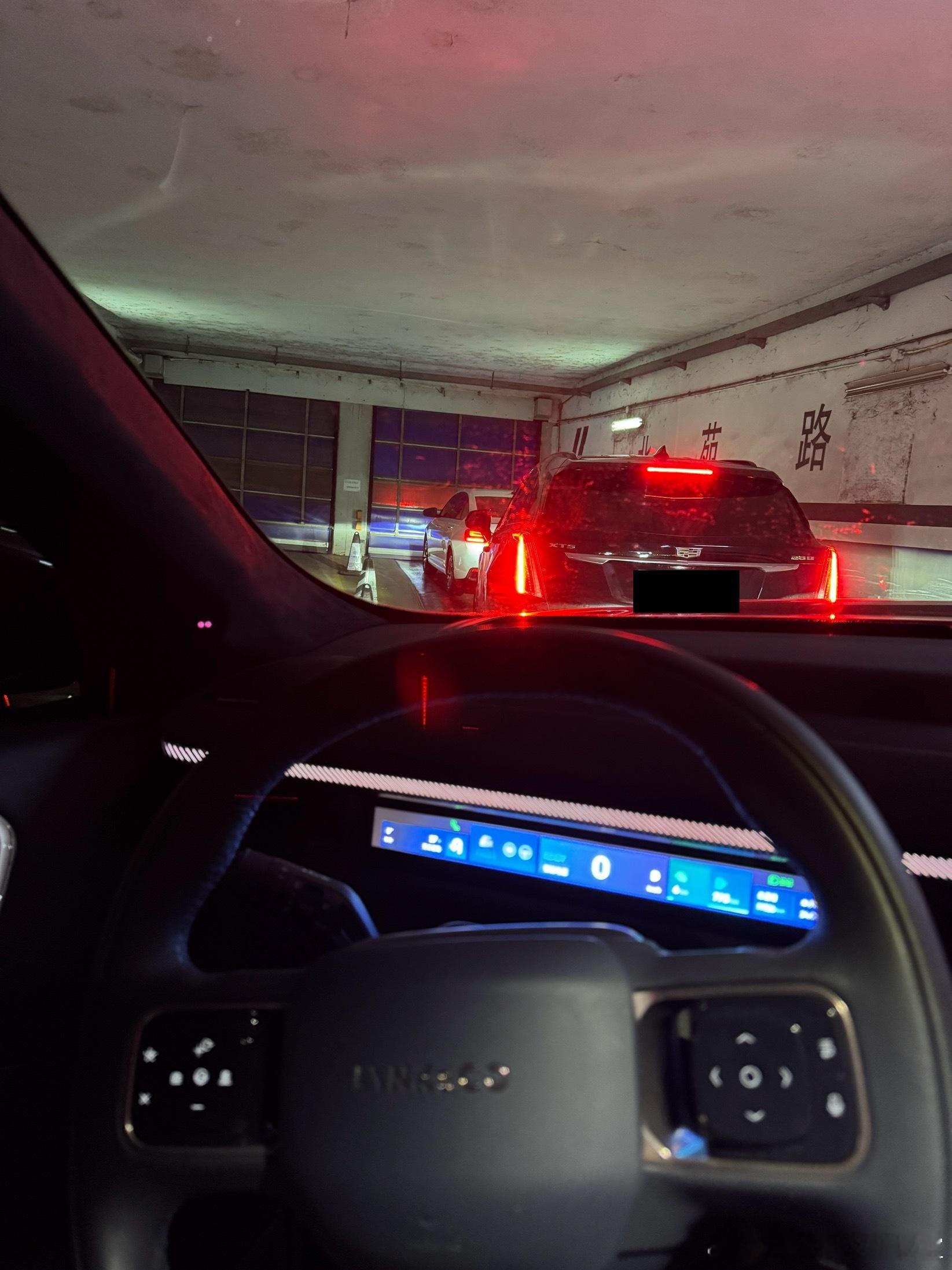 在出口的大斜坡上，一个手动挡一直在熄火，司机应该很慌，后车都在默默等待，没有鸣笛