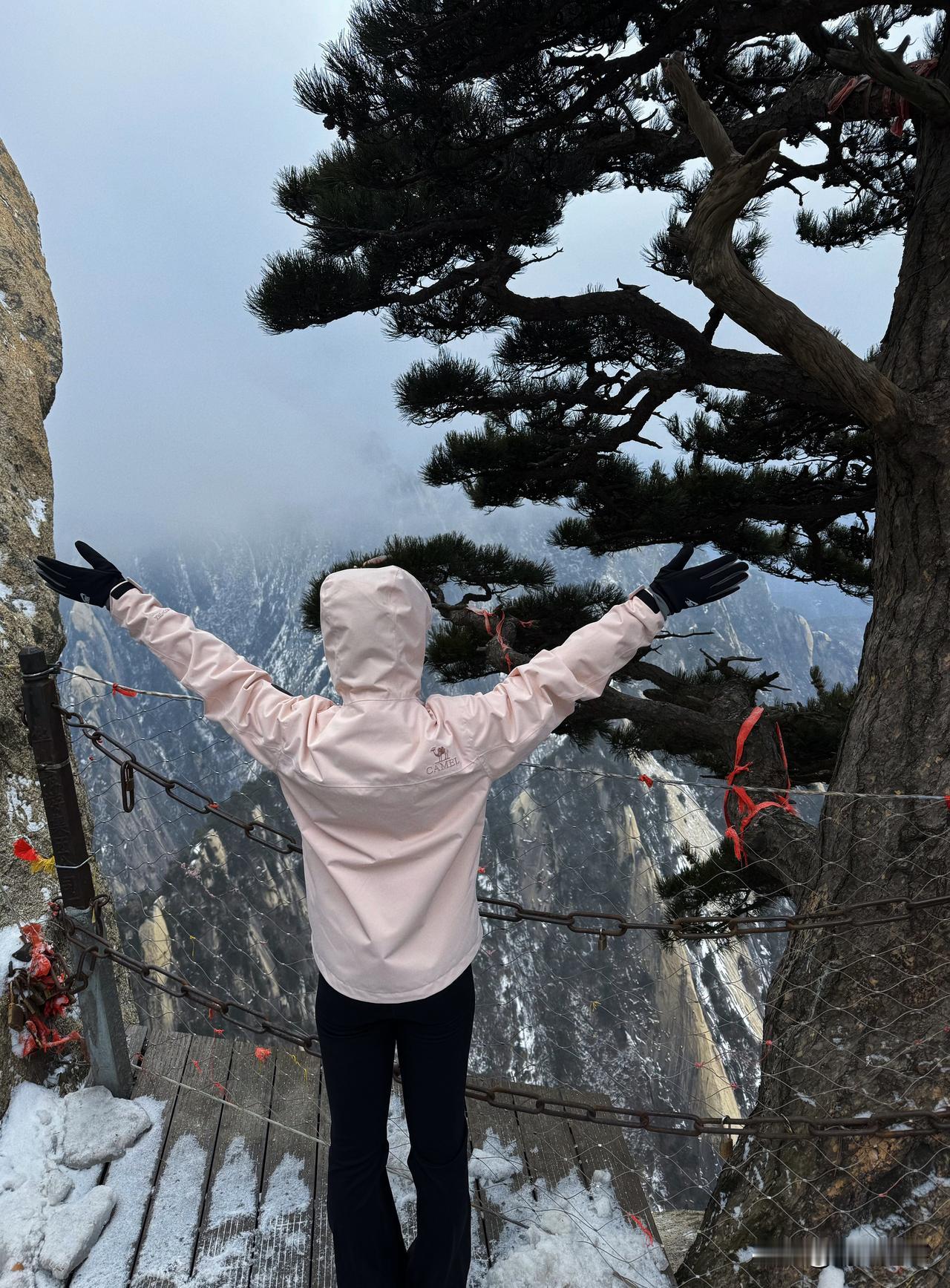雪后华山太治愈！吹着山风张开手才懂什么叫“人间值得”站在华山的悬崖边，张