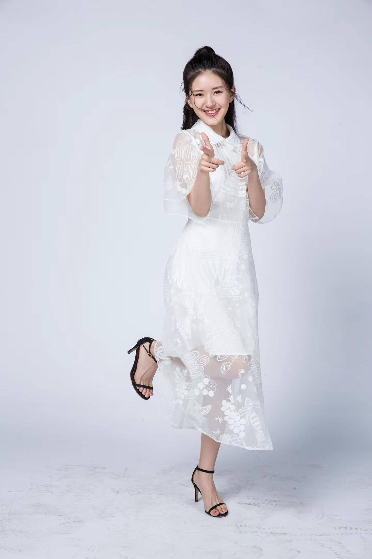 赵露思早期棚拍，原相机无美颜滤镜。火星情报局时期，原图在粉丝公开群获取赵露思赵