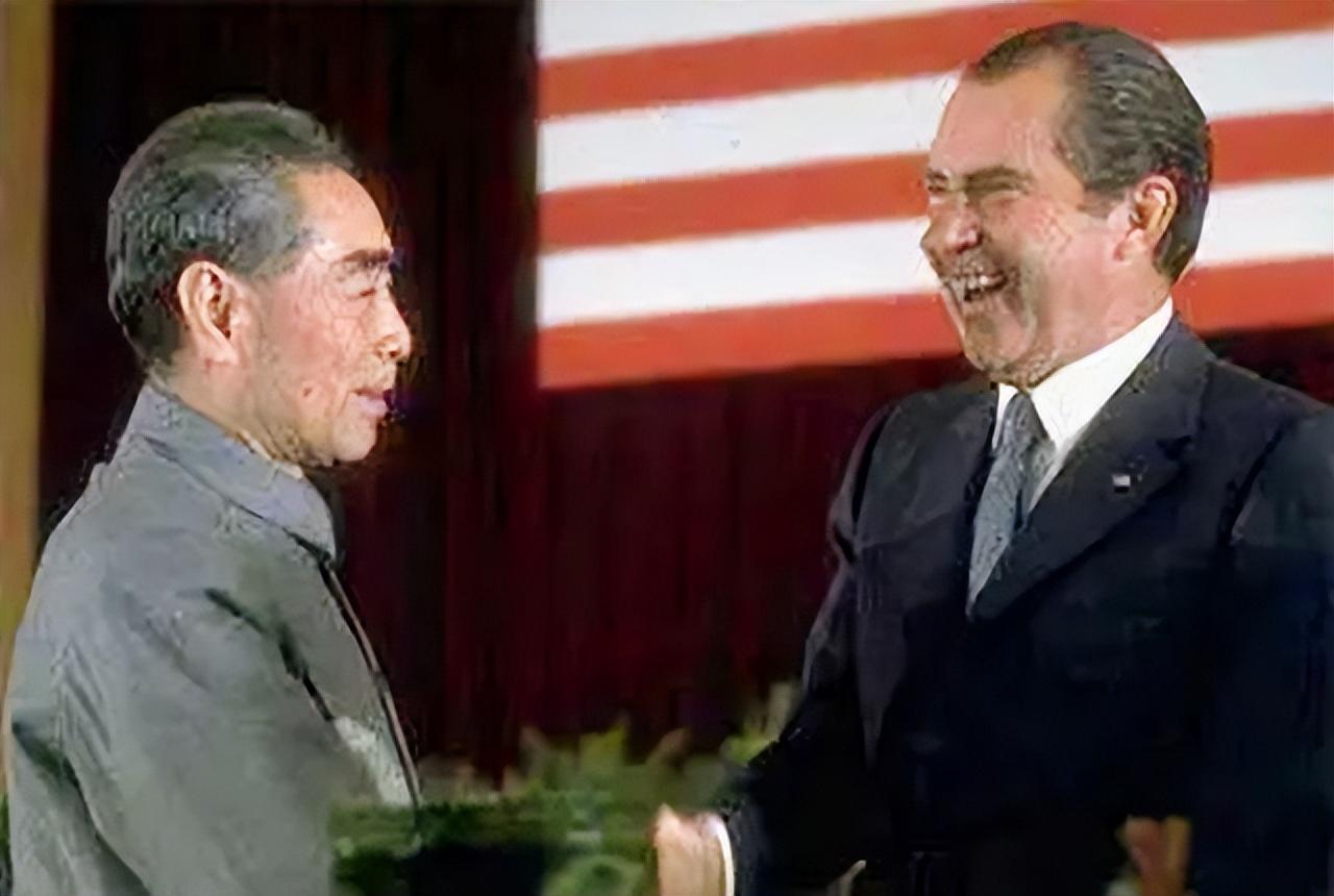 1972年，周总理陪同美国总统尼克松吃饭，刚一块鸡肉，翻译说“处女鸡”，顿时场面