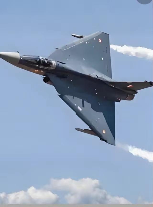 迪拜航展大瓜！印度“光辉”战机表演时直接俯冲爆炸！飞行员都没来得及跳伞！这