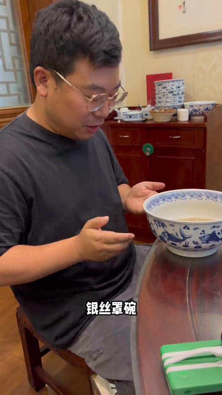 西安西泰厚欢迎您。天真好，这队排的馍中间分开两半，你看这馍皮带瓤，对不对？我这