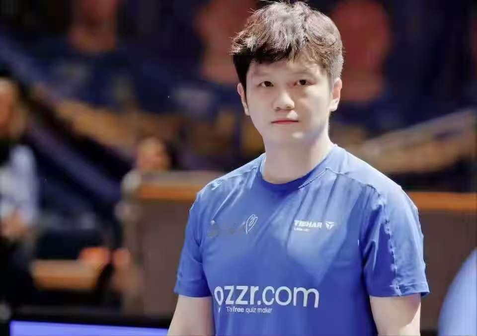 樊振东没当队长，其实也暗示了三件事。一，他不需要这个头衔。大满贯选手，该拿的冠