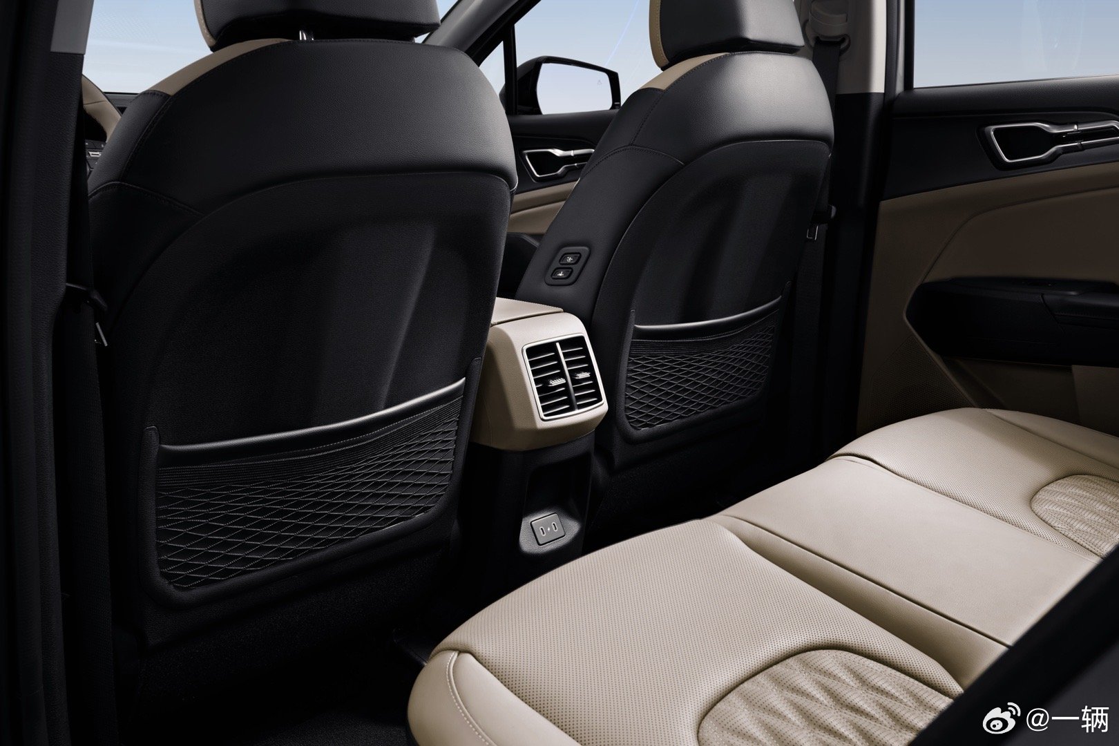 起亚新款狮铂拓界更新了造型，新增X-Line专属运动包带车道保持和遥控泊车辅助，