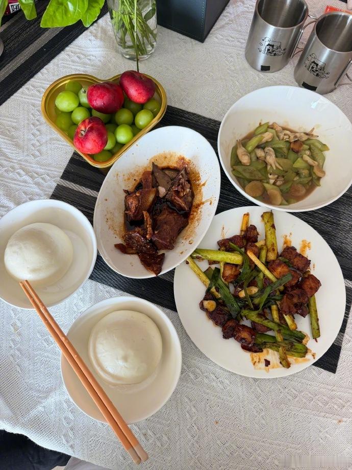 黄灿灿开始吃剩菜了黄灿灿说自己做的饭难吃特别喜欢黄灿灿这点，不装。不会做饭就说难