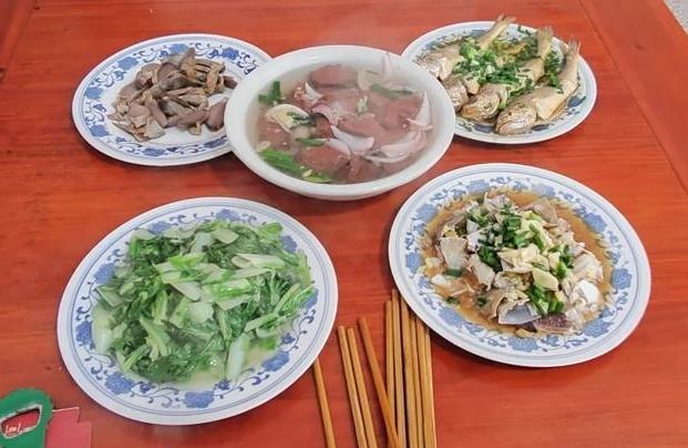 儿子从小到大一直以为家里没有什么钱，上了大学之后也不敢问我们要太多的生活费，每个