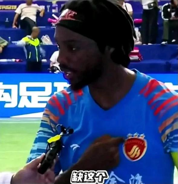 中国足球的毛病，终于被一个外国球员给说透了！之前有记者问他：“中国足球最缺啥啊？