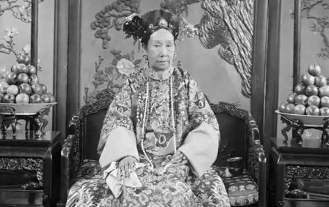 1888年，李鸿章花6000两白银，买来1套供电设备，打算给慈禧住处装上电灯泡。