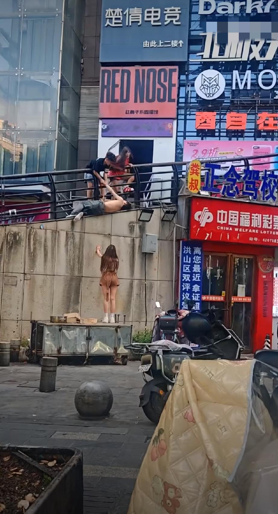 见过跳楼的，头一回见跳楼梯的。。。跳楼坠亡高楼边跳楼广东跳楼事件