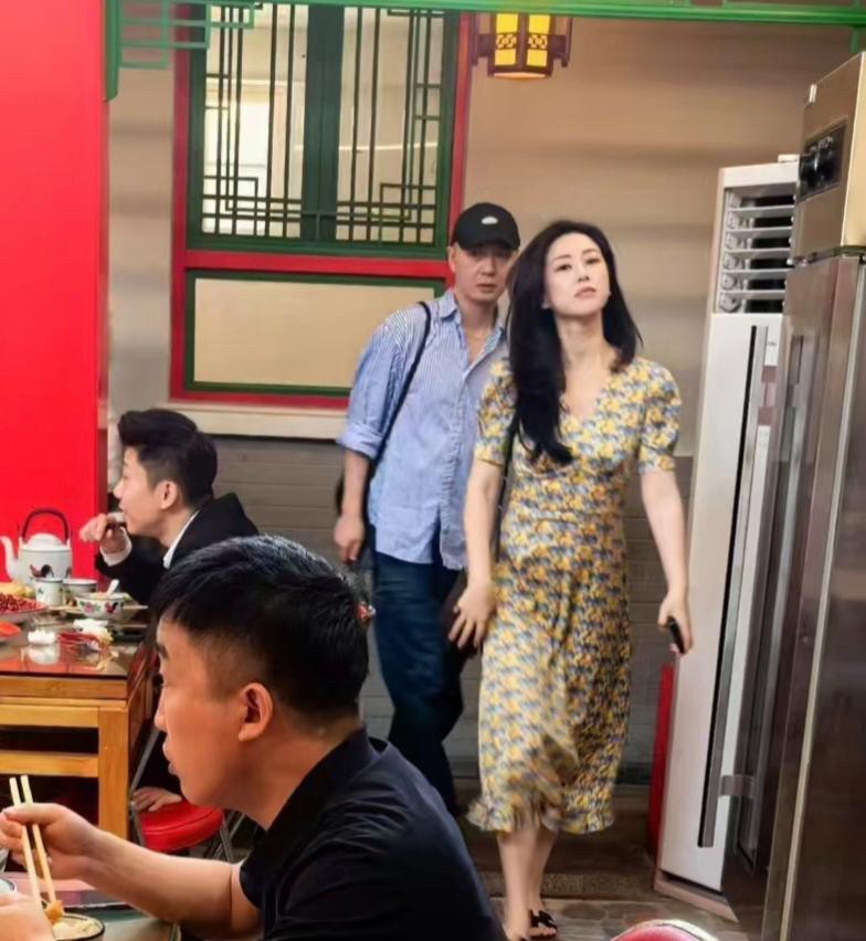 40岁朱珠现身北京一家餐馆，长裙配拖鞋，一头长发飘飘，实在太美了！女明星确实和普