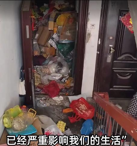 “太缺德了！”8月14日，湖北襄阳，一业主回家时发现小区单元门被垃圾堵住，楼道里