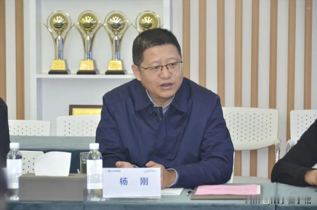 频繁出镜调研，贵州六盘水的杨刚转身就被查，别再迷信“软着陆”！2026年1