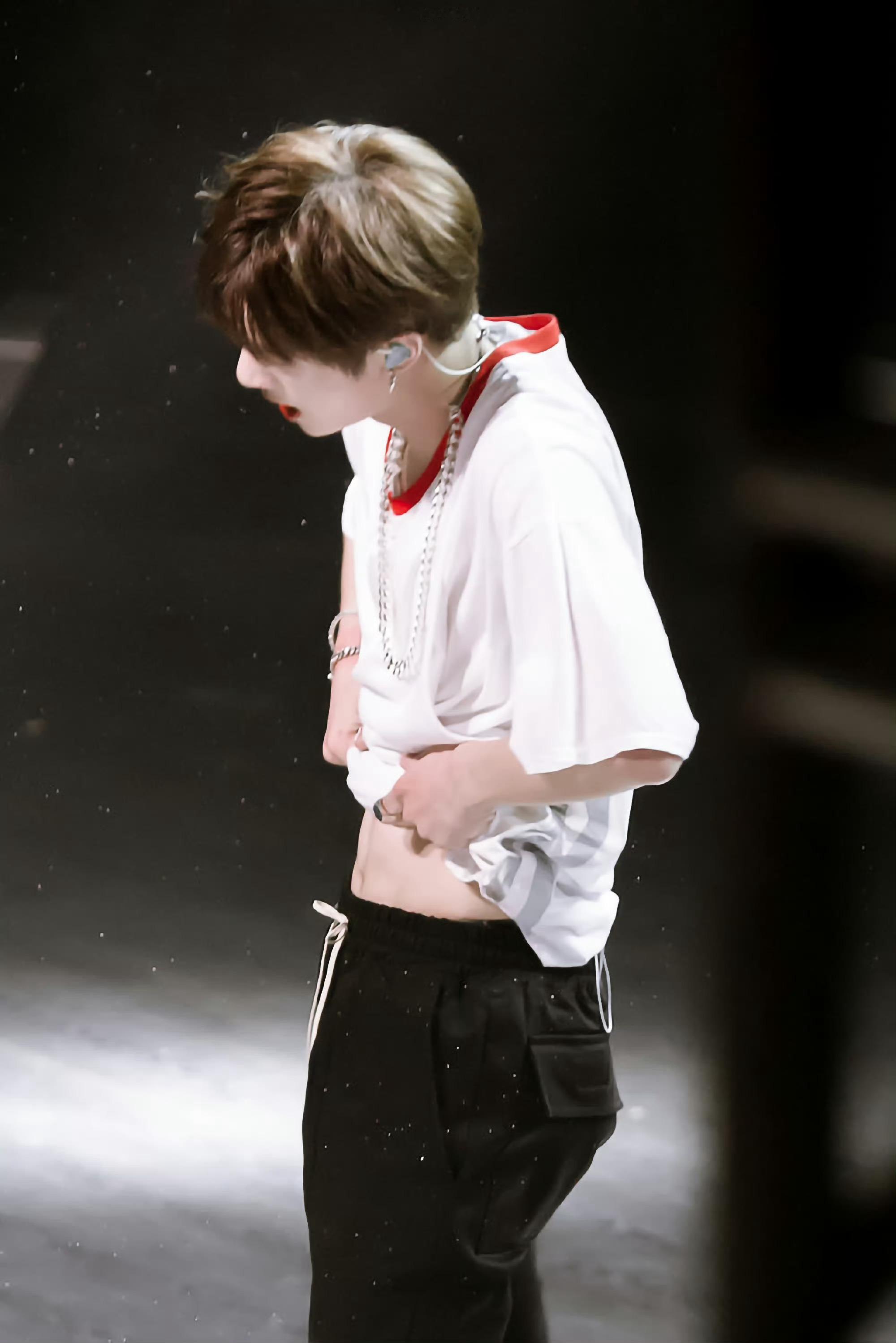 王一博的腹肌你爱了吗？cr:logo