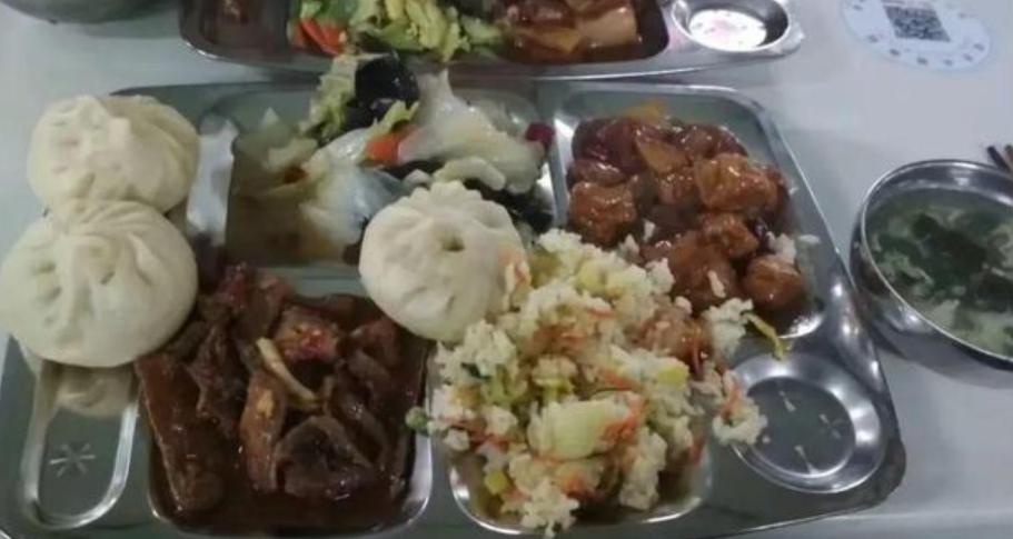 太抓狂了！女员工大清早到公司一看通知：食堂正式关停，饭补也没了。员工破口大骂：“