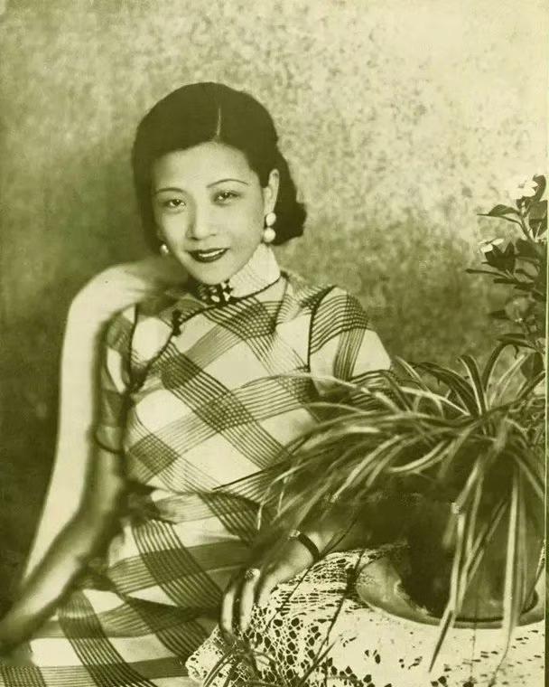 阮玲玉（1910年4月26日-1935年3月8日），原名阮凤根，学名阮玉英，是中