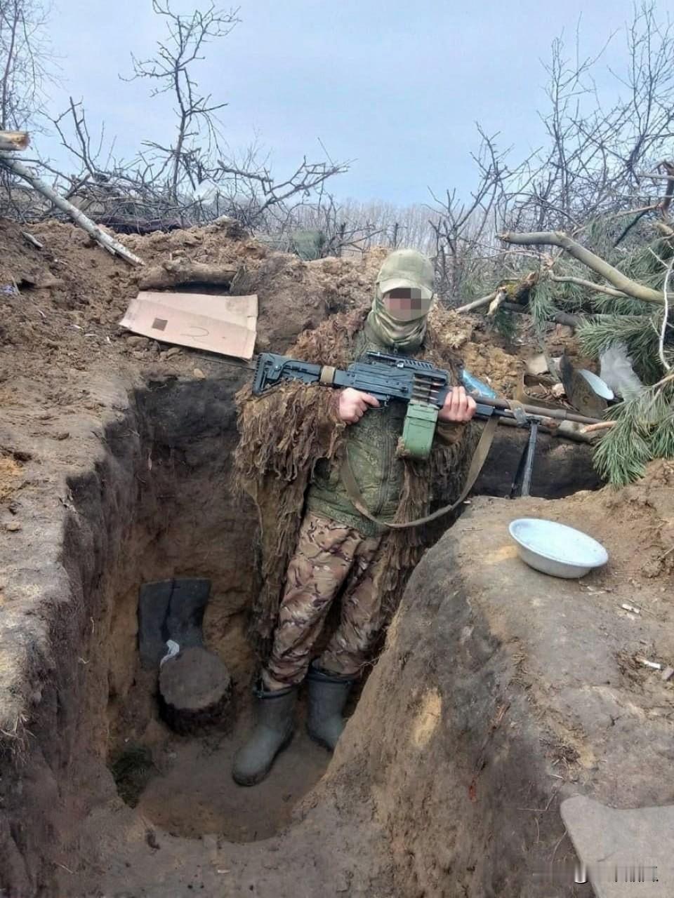 俄罗斯特种兵就是自信，全套装备都没有带霰弹枪，自信手中家伙可以解决掉乌军的FPV