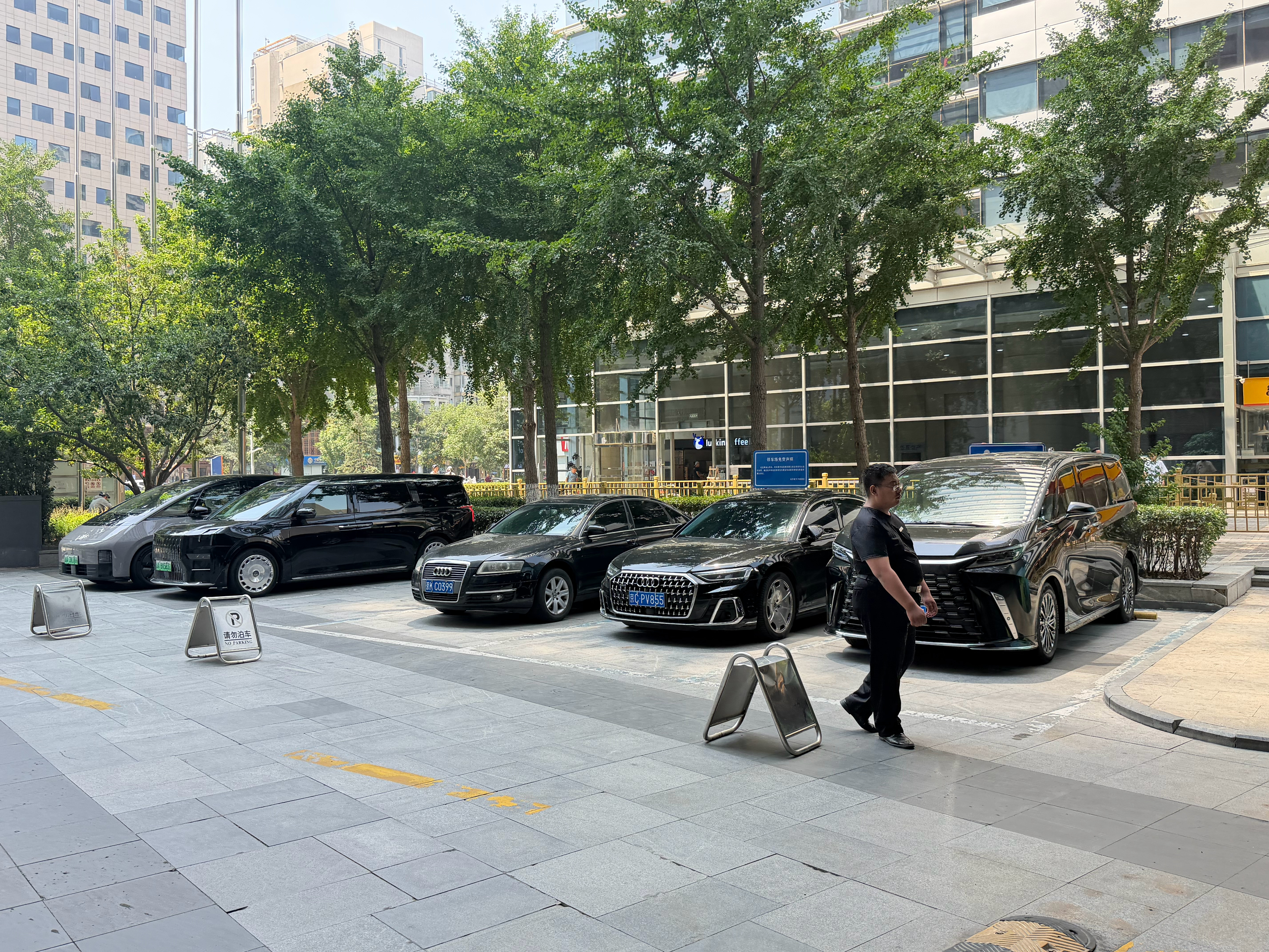 开Mega有一个好处，就是它有个VIP车位，不用去地下停车了。一般酒店楼