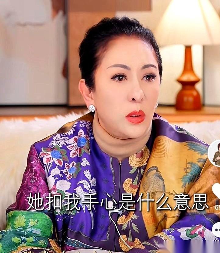 老公开完局醉醺醺地回家，一脸懵逼地问：“刚才那个女明星跟我握手，为啥要抠我手心？