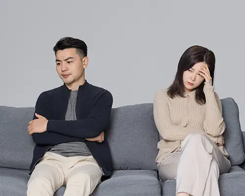 “色字头上一把刀！”这句话听着狠，可真正落到现实里，刀刃从来不是用来“解气”的——而是用来把人推向深